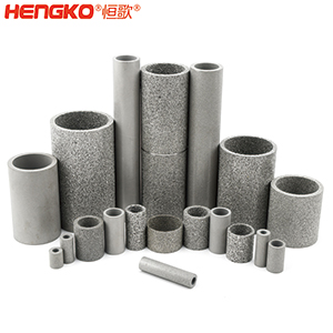 如果您對燒結不銹鋼濾管筒有任何疑問，您會在這里找到答案。  一、什么是燒結不銹鋼濾管筒？    是通過加熱或加壓的燒結工藝制成的特殊金屬管。根據您需要的金屬類型，可以選擇燒結不銹鋼金屬管、燒結銅金屬管或燒結青銅金屬管。  二、燒結金屬管有哪些用途？ 1.食品和飲料行業：防止食物營養成分被沖走，還可以過濾掉污染物。 2.水力發電廠為您工廠的渦輪機提供動力。保持電力循環生產。 3.天然氣生產廠可以捕獲氣體中的小污染物。 4.化學加工工業過濾掉有害污染物，提高化學產品的效率。 5.石油工業消除污染物來提高石油產品的純度。 6.醫藥行業去除藥品中的污染物，并提高藥用價值     三、燒結金屬管的優點是什么？ 1.材料堅固形狀靈活    2.良好的滲透性     3.多種孔隙分布 4.性能穩定可以應對來自各種流體的高壓而不會變形。  5.機械強度高可以在高溫高壓等極其惡劣的環境中使用。 6.可以調整孔的大小    7.耐腐蝕和熱沖擊   8.設備易于清潔，無需長時間關機。  四、選擇燒結金屬管時要注意以下幾點：  優質材料、溫度范圍、微米變化、耐腐蝕、納污能力、機械強度 需要的高強度（恒歌316不銹鋼濾管正反向流動中提供相同的強度）      燒結金屬管的工作原理  五、什么材料可以制造燒結金屬管？ 1.燒結不銹鋼：高機械強度耐腐蝕，在高壓高溫中高效運行不會損壞；  2.銅粉末燒結管屬不銹鋼替代品，耐腐蝕且經濟實惠，但耐溫和強度較差；  3.鎳合金，適用于極端工作條件的燒結金屬管。     注：燒結、固化、退火有以下幾個方面的比較：  1.燒結：這是一種熱處理方法，會使粉末狀物質形成整體材料，利用粉末中單個粒子之間發生的擴散。可以固態和液態下發生。     金屬粉末  2.養護：是用來加速化學反應的技術，適用于高分子及高分子材料復合。當熱固性聚合物在室溫下無法在合理時間內固化時，您將使用固化爐應用高溫來實現固化過程。  （例如，當您將預浸碳纖維覆蓋在模具上時可以固化它，使它保持模具的形狀，單體會在固化溫度下迅速反應，從而形成熱固性聚合物，使預浸墊物質變硬。）  3.退火：是一種熱處理技術，用于使用非常高的溫度來減輕物質的應力，降低處理物質中原子間鍵內的內應力和整體彈性能。此外，它是指金屬熱處理、高性能聚合物和陶瓷玻璃的術語。  （例如，您可以將冷軋鋼坯退火，制成另一種產品，當內部應力不推薦時，例如在進行機加工之前，您可使用此過程，機械加工通過去除材料來改變內應力的分布。     六、有哪些類型的燒結金屬管： 1.燒結多孔金屬管金屬管上的孔有助于過濾過程，運營成本低，但由于表面積小效率較低。     2.褶皺燒結金屬管表面積大于多孔金屬管，過濾效率高，但成本也高。     七、能清洗燒結金屬管嗎？ 建議定期清潔設備上累積的污染物提高效率，確保其經久耐用并發揮最佳性能，延長使用壽命。  在 Hengko我們將幫助您獲得合適的燒結不銹鋼濾管筒以滿足獨特的應用要求。您有任何疑問，請隨時聯系我們的團隊。m.b493.cn